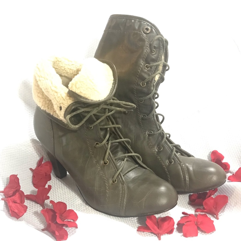 Women’s winter heeled boots. Size 8.
